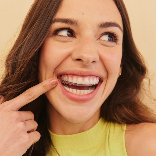 Paciente sorrindo com alinhador transparente